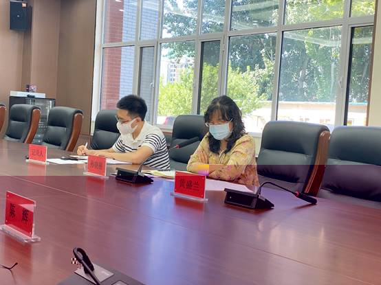 說明: 小孩們在桌子邊低可信度描述已自動生成